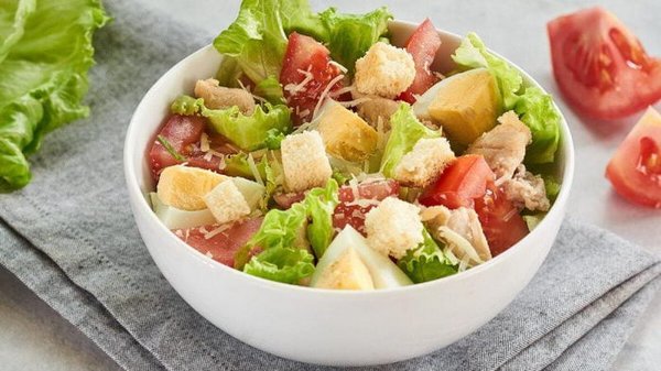 С вкусной заправкой: как приготовить салат Цезарь по классическому рец...