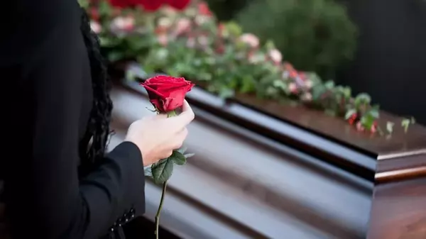 Плохие приметы на похоронах: строгие запреты и «знаки» высших сил