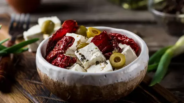 Маринованная брынза с маслинами: простой рецепт оригинальной закуски