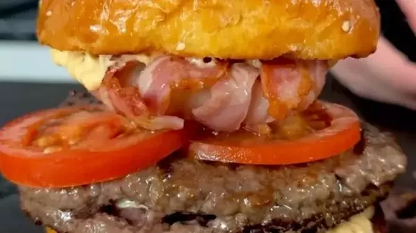 Вкуснейший бургер с говядиной и сыром: рецепт популярного перекус...