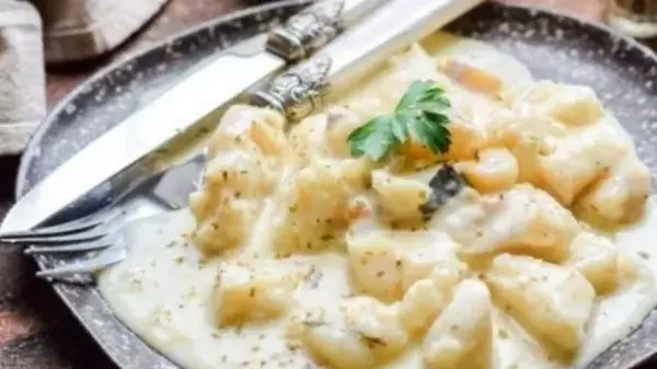 Минтай, тушенный в молочно-чесночном соусе: рецепт аппетитного блюда к ужину