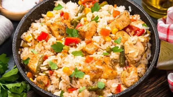 Легкое и питательное блюдо: рецепт риса с овощами и курицей