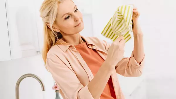 Как убрать пятно с клеенки: советы опытных хозяек