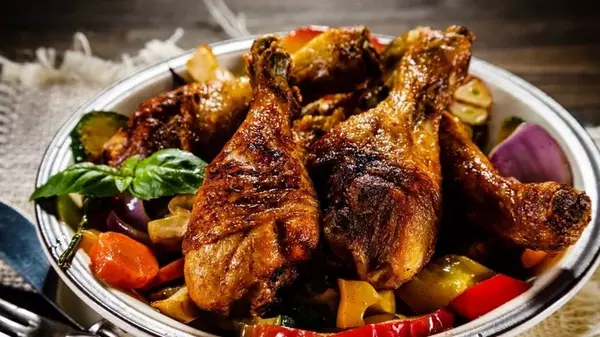 Куриные бедра с овощами: рецепт блюда, которое можно подавать без гарн...