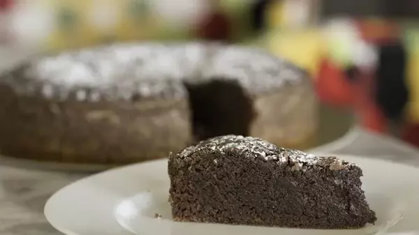 Шоколадный пирог на кефире: рецепт бисквита, который всегда получ...