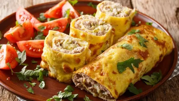 Бризоли с мясным фаршем, маринованными огурцами и сыром: рецепт францу...