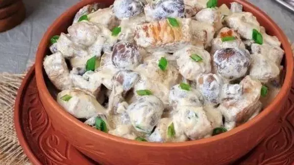 Свинина, тушеная с грибами в сметанном соусе: рецепт сытного блюда на ...