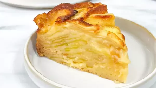 «Невидимый» яблочный пирог готовится почти без сахара и муки: рецепт нежнейшего десерта
