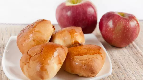 Пирожки с яблоками: как вкусно приготовить в духовке и на сковоро...