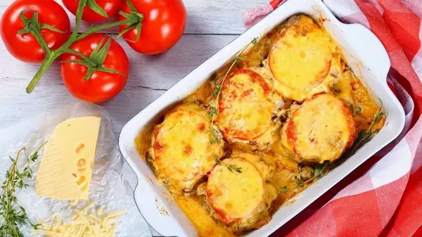 Запеченное мясо с сыром и помидорами: красивый рецепт для праздничного стола