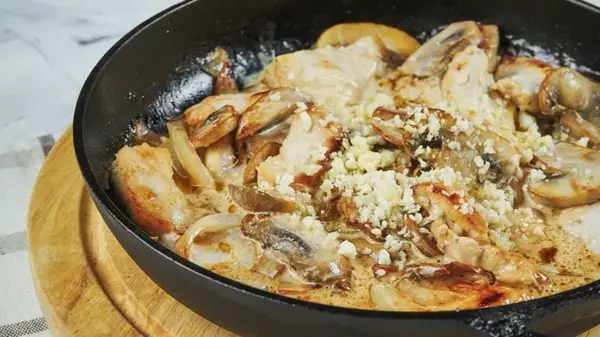 Жульен с курицей и грибами на сковороде: быстрый рецепт любимого ...