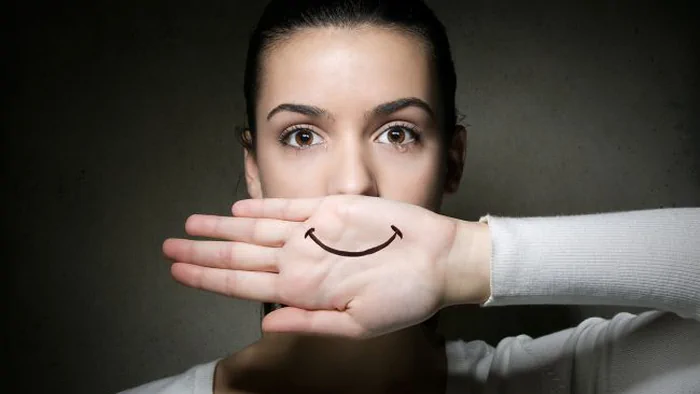 Может ли «фейковая» улыбка поднять настроение вам и окружающим: ответ ученых