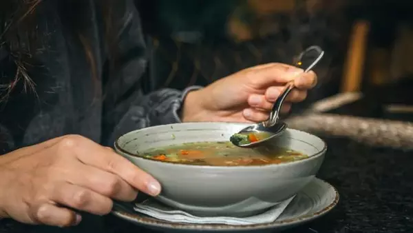 Гастроэнтеролог рассказал, действительно ли нужно есть суп, чтобы быть...