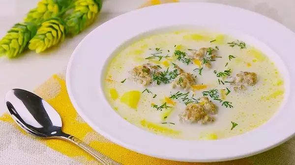 Ароматный сырный суп с фрикадельками: понравится даже тем, кто не...