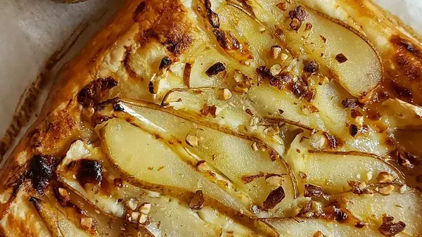 Легкий пирог с грушей и камамбером: рецепт невероятно вкусной выпечки