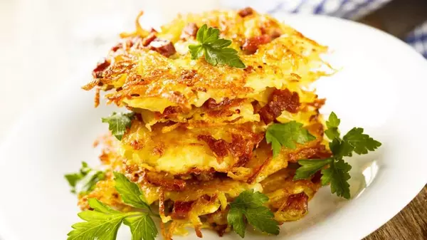 Картофельные деруны с ветчиной и сыром: интересный рецепт