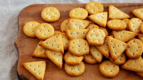 Рецепт домашних крекеров с сыром