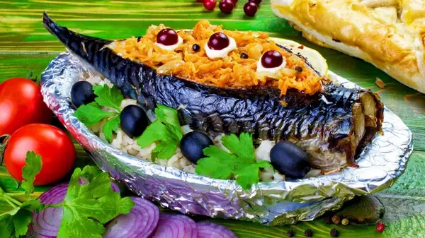 Аппетитно-сочная скумбрия: как вкусно запечь рыбу в духовке