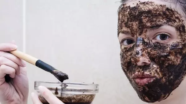 Как сделать полезную и омолаживающую медово-кофейную маску для лица: р...
