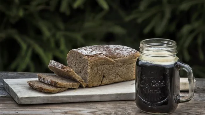 Лучший летний напиток: как приготовить домашний квас из черного хлеба