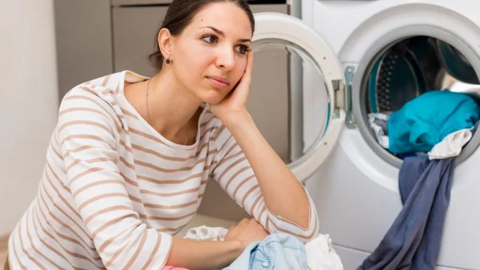 Это может испортить одежду или стиральную машинку: 12 распространенных ошибок при стирке