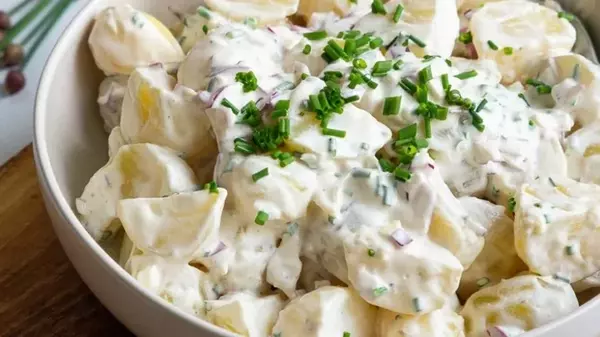 Самый простой картофельный салат: как приготовить холодный и сытный га...