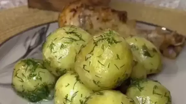 Молодая картошка с куриными голенями: рецепт сытного сезонного бл...