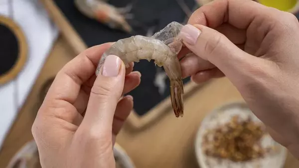 Быстрее, чем семечки: как правильно чистить креветки