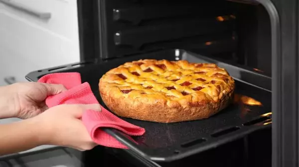 Терпкость и пряность: классический рецепт пирога с ревенем