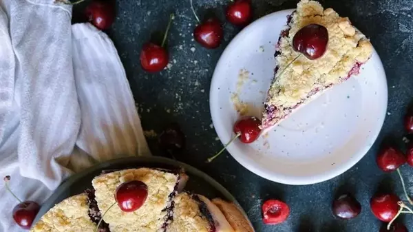 Нежный и с кислинкой: рецепт вкуснейшего пирога с вишнями