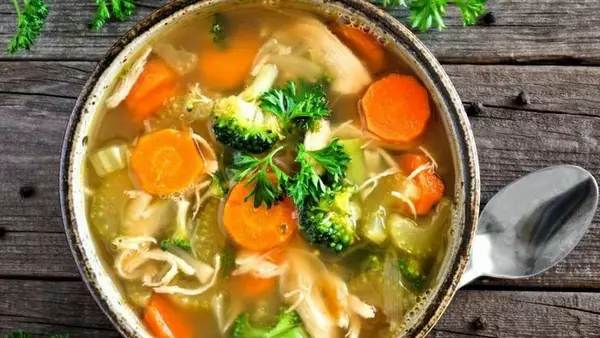 Для здоровья и похудения: рецепт супа из 10 овощей и трав