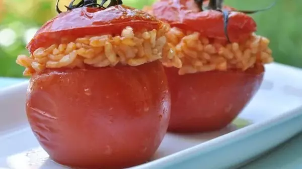 Запеченные фаршированные помидоры: рецепт вкусной сезонной закуск...