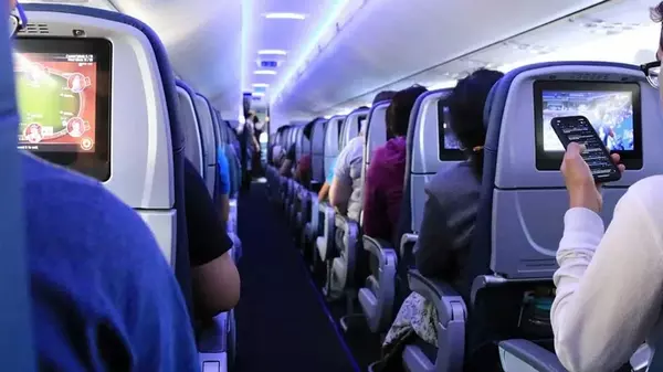 Стюардесса назвала реальную причину, почему экипаж здоровается с пассажирами при посадке