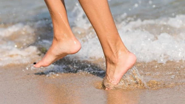 4 неприятные проблемы со стопами ног, которые часто возникают летом