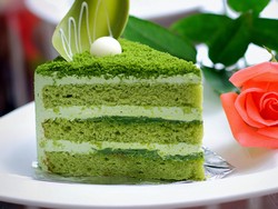 Бисквитный торт: экзотика зеленого цвета