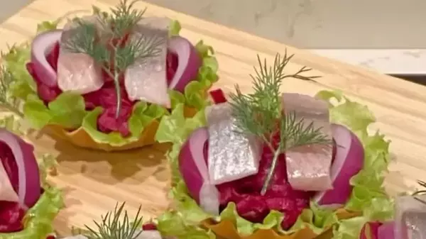 Быстро и вкусно: рецепт простейшей закуски с сельдью на праздничн...