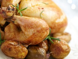 Курица с картошкой в духовке: ароматный рецепт