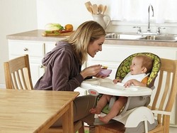 Как правильно выбрать детский стульчик для кормления?