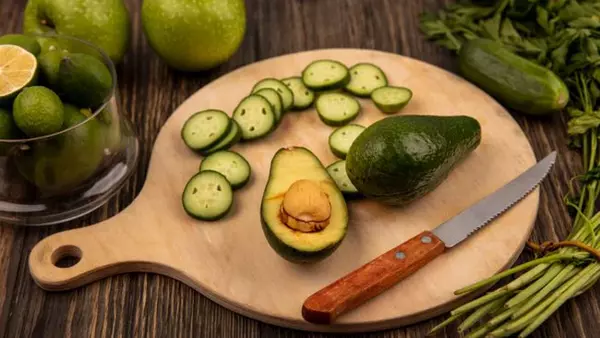 Разрезанное авокадо сохранит вкус до недели: вот, что надо сделат...