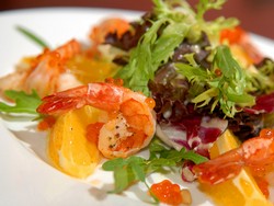 Легкий салат с креветками и цитрусовыми (рецепт)