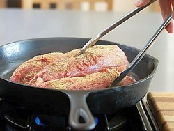 Как правильно тушить мясо на сковороде?