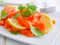 Новогодний салат: рецепт с лососем и мандаринами