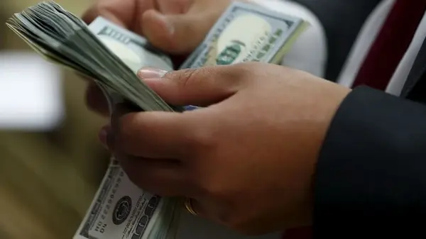 Как отличить фальшивую 100-долларовую купюру: три главных признака