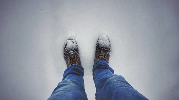 Как очистить замшевую обувь от разводов соли