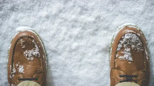 Больше не будете ставить мокрые сапоги на батарею: простой лайфхак с газетой и солью
