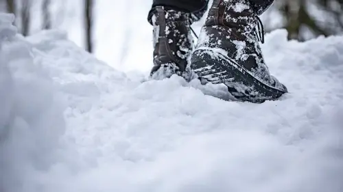 Простая смесь, которая спасает зимнюю обувь: теперь ботинки не пропитывают целую зиму