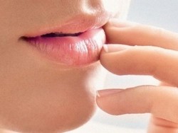 Как бороться с заедами на губах?