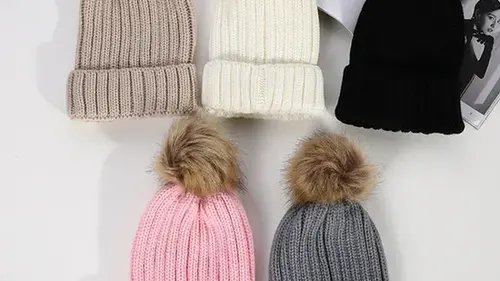 Это не просто элемент декора: для чего нужен помпон на шапке