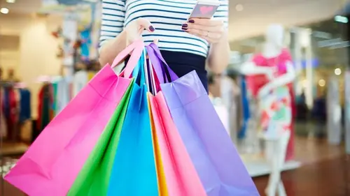 Люди покупают эти 8 вещей из-за детских травм: что говорят психологи