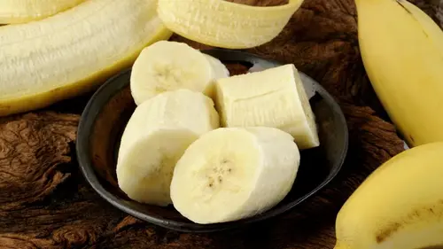 Бананы полезно есть после соленой пищи: кардиологи объяснили, как фрукт влияет на давление